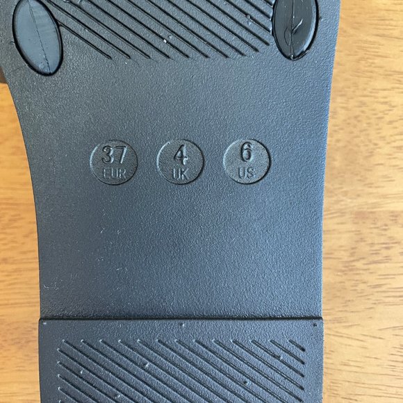 NWOT Size 6 black Yoki slide sandal with black pom-pom - Picture 4 of 4